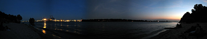 Die Elbe in Hamburg bei Nacht; Bild größerklickbar